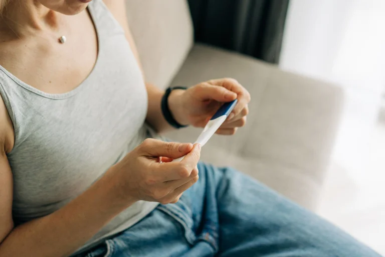 Vorschaubild: Corona: Studie weist auf rückläufige Empfängnisraten bei geimpften Frauen hin