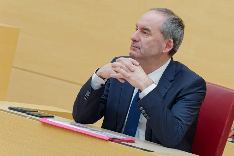 Vorschaubild: AfD zwingt Staatsregierung zur Klarstellung: Keine Verschiebung der Klimaziele in Bayern