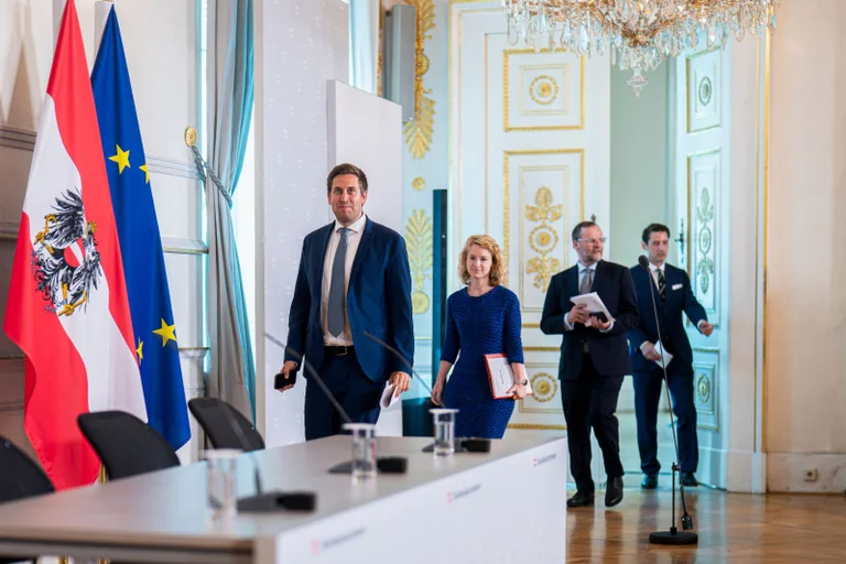 Vorschaubild: Österreichs Luxus-Kabinett: Staatssekretäre kosten über 800.000 Euro pro Monat