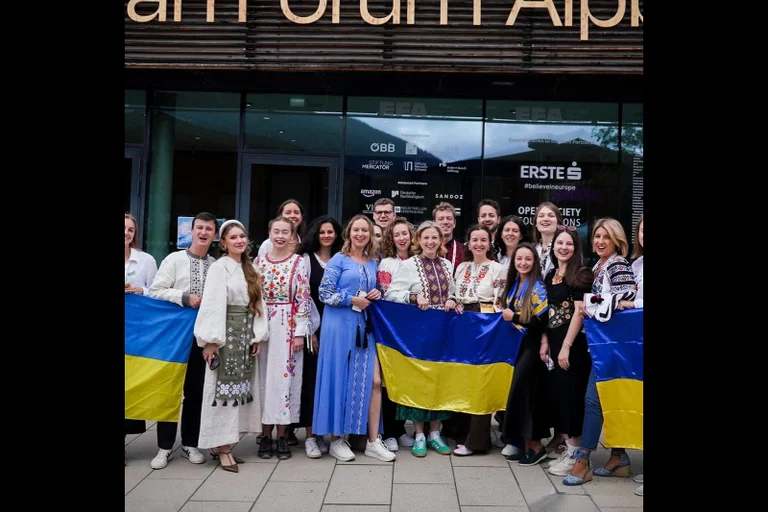 Vorschaubild: Meinl-Reisinger präsentierte sich in ukrainischer Tracht und erntete scharfe Kritik