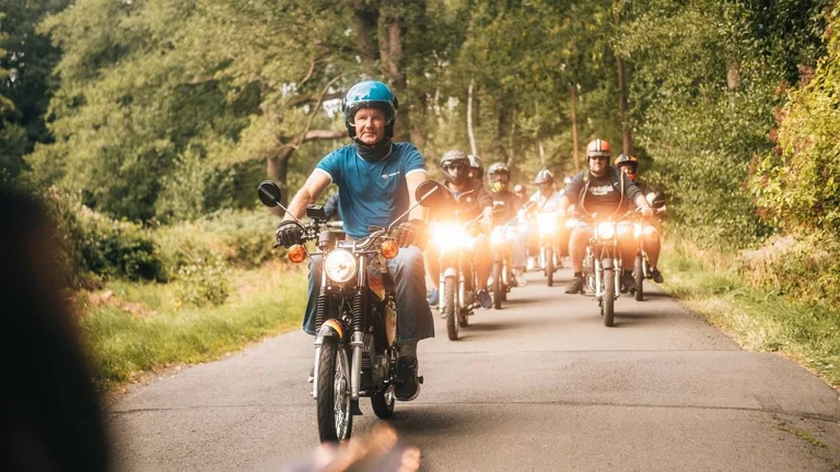 Vorschaubild: Beliebt beim Volk: Höcke begeistert Hunderte bei Simson-Tour