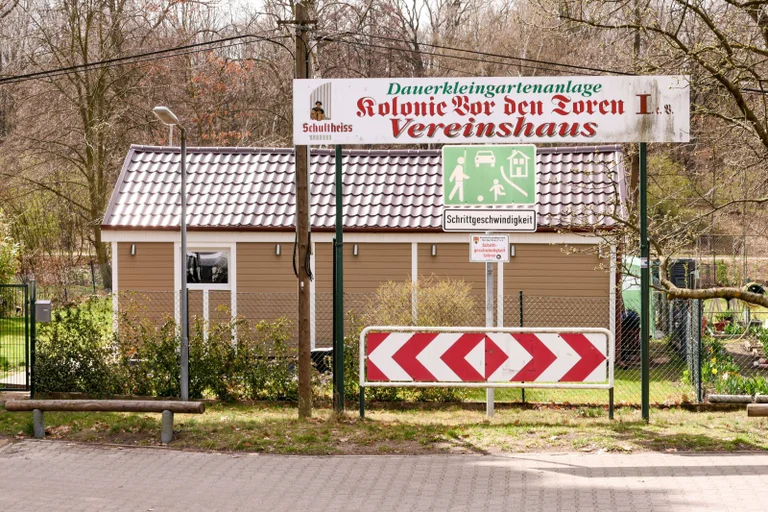 Vorschaubild: Berlin-Tegel: Vermüllung rund um Asylunterkunft belastet Kleingärtner weiterhin