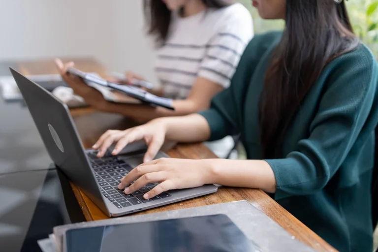 Vorschaubild: Amazon-Manager: KI als Ersatz für Nachwuchskräfte „eines der dümmsten Dinge“