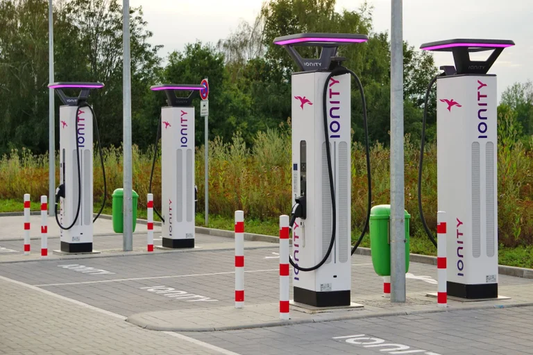 Vorschaubild: Neue Studie zeigt: E-Auto-Ladesäulen verschmutzen Luft
