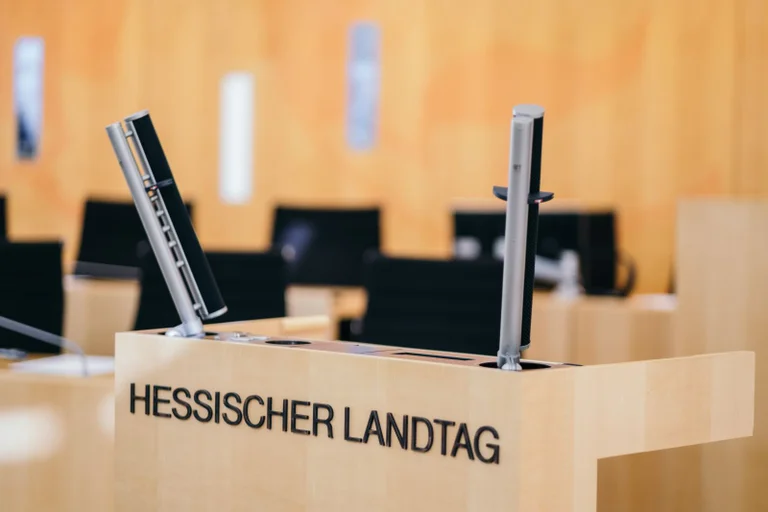 Vorschaubild: Gesetzesentwurf: AfD Hessen fordert Sicherheitsprüfung – und gefährdet die eigenen Mitarbeiter