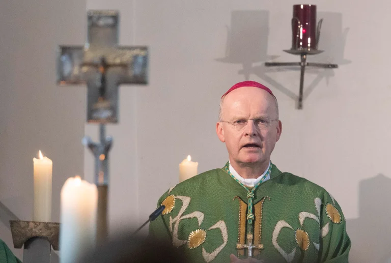 Vorschaubild: Essener Bischof: Pride-Fahne zeigt, „dass jeder Mensch von Gott gewollt ist“