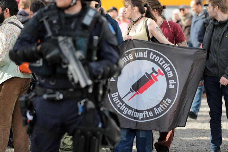 Vorschaubild: Schweiz: Geheimdienst überwachte Coronakritiker stärker als Antifa