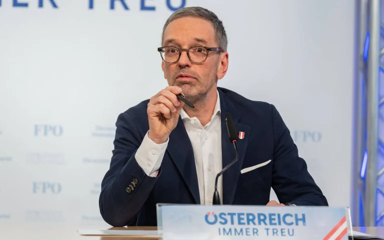 Vorschaubild: Kickl lässt NATO abblitzen: Warum die FPÖ auf Neutralität statt Kriegstreiberei setzt