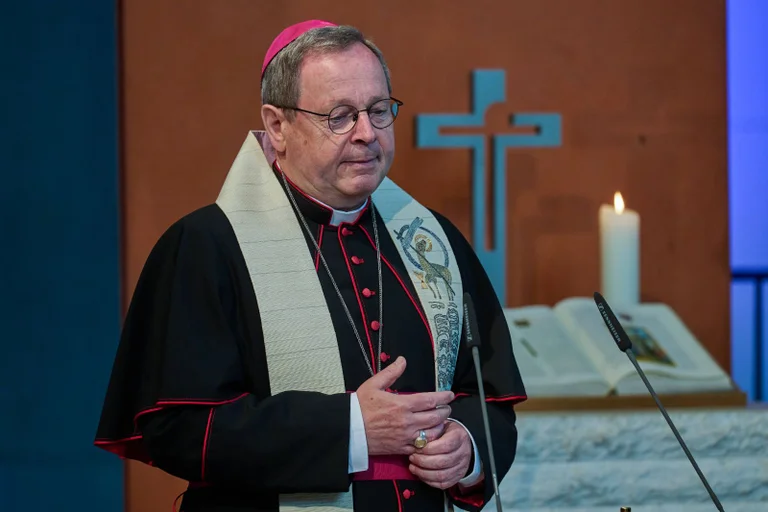 Vorschaubild: Kritik an Klöckner: Katholischer Bischof hätte Regenbogenfahne auf Reichstag begrüßt
