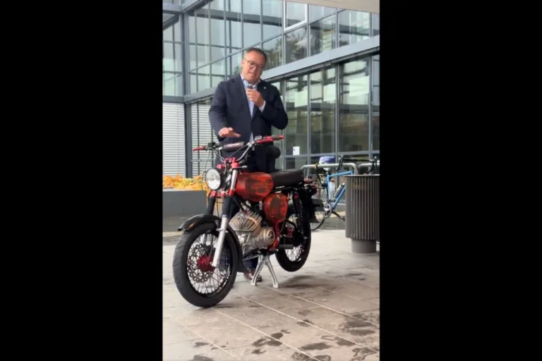 Vorschaubild: „Peinlich“: Thüringens CDU-Ministerpräsident Voigt kopiert Höcke mit Simson-Nostalgie