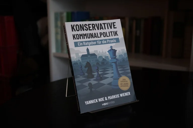 Vorschaubild: Zwischen Laternen und Leitbildern – „Konservative Kommunalpolitik“ von Yannick Noe