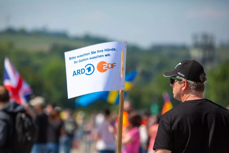 Vorschaubild: Deutschland: Studie enthüllt einseitige und regierungsnahe Corona-Berichterstattung