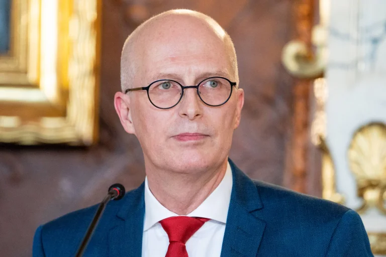 Vorschaubild: Rot-Grün unter Druck: Verschweigt Hamburgs Senat über 3.400 illegale Ausländer?