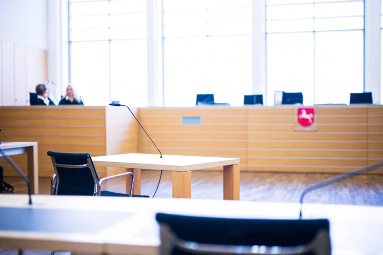 Vorschaubild: Braunschweig: Kopftuch im Gerichtssaal getragen – Schöffin verliert Amt