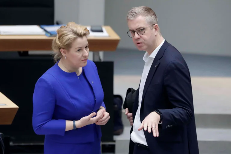 Vorschaubild: Weitere Milliarde für Migranten: Berlin verschuldet sich dank CDU und SPD weiter