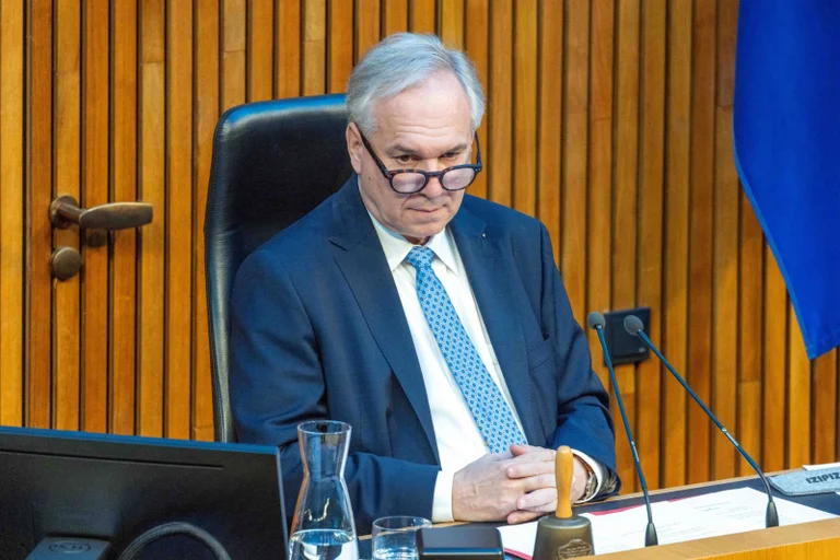 Vorschaubild: FPÖ-Nationalratspräsident Rosenkranz verbietet Gendern im Parlament