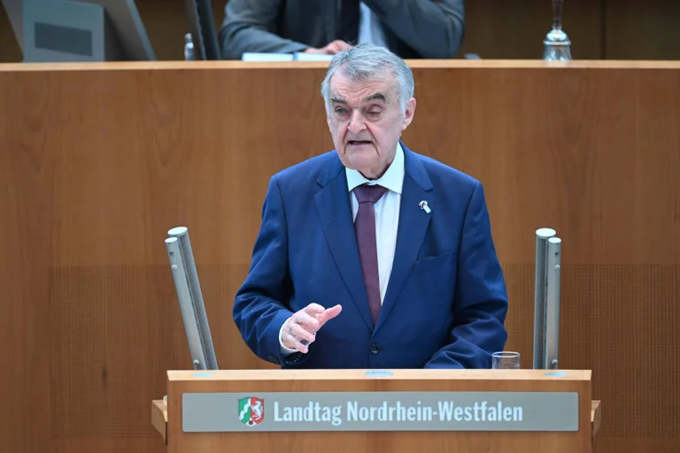 Vorschaubild: Energiewende in NRW? Schwarz-Grün feiert feiert 20-Grad-Büros und LED-Lampen