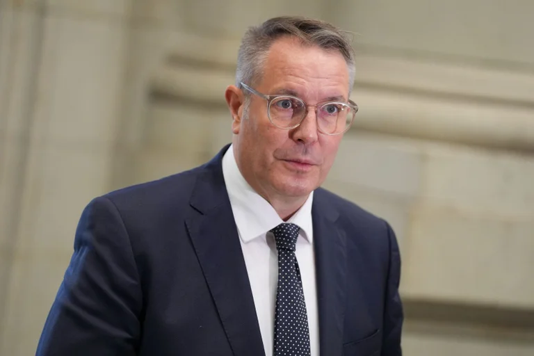 Vorschaubild: Rheinland-Pfalz: SPD-Ministerpräsident Schweitzer trifft Rapper mit Gewaltfantasien gegen die AfD