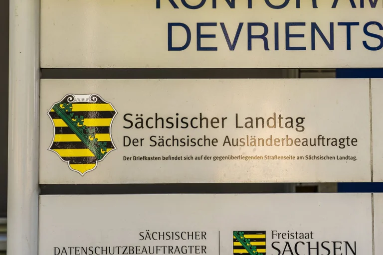 Vorschaubild: Rund eine halbe Million Euro für Doppelstrukturen: Sachsen hält am Ausländerbeauftragten fest