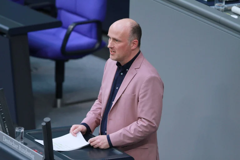 Vorschaubild: Kulturkampf im Bundestag: CDU, Grüne, SPD und Linke stellen sich schützend vor linke Verlagsszene