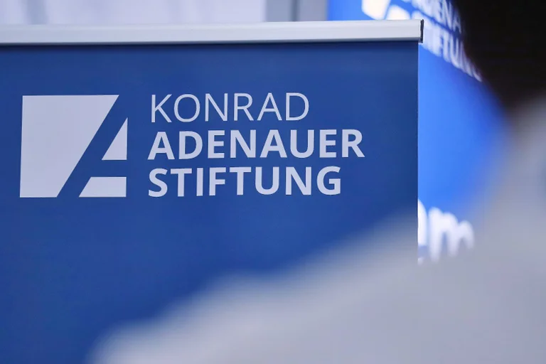 Vorschaubild: Skurriler Schulterschluss: CDU-nahe Stiftung zitiert Amadeu Antonio Stiftung als Quelle