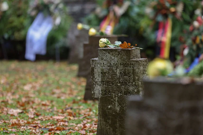 Vorschaubild: Absurde Gerichtsposse wegen Gedenkveranstaltung: Wenn ein Volkstrauertag zum Drama wird