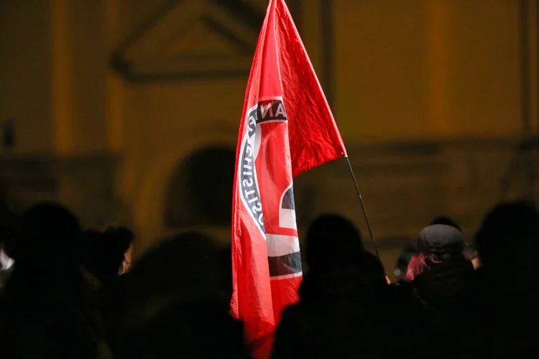 Vorschaubild: Schmissige Perspektiven (9): Harte Zeiten für Antifas – Zwischen Verbot, Knast und Reputationsverlust