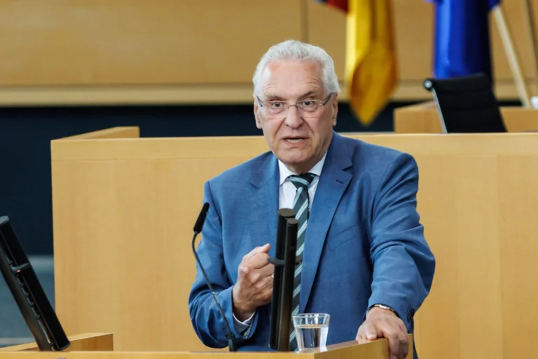 Vorschaubild: Verfassungsschutz als Datenkrake: CSU-Minister verlangt KI-Schnüffeltools und Chat-Zugriffe