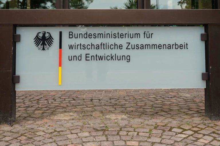 Vorschaubild: Woke Entwicklungshilfe: Deutschland pumpt 182.000 Euro nach Indien – und erreicht kaum jemanden