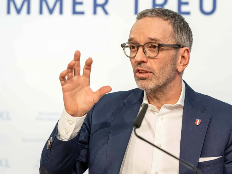 Vorschaubild: FPÖ in Umfragen weiterhin klar vorne – ÖVP stürzt auf unter 20 Prozent ab