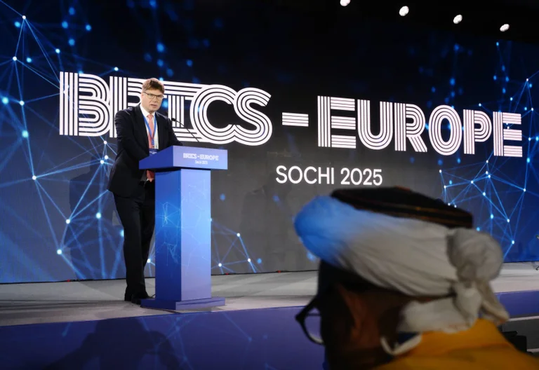 Vorschaubild: Niemandem an den Hals werfen: Zum geopolitischen Richtungsstreit in der AfD