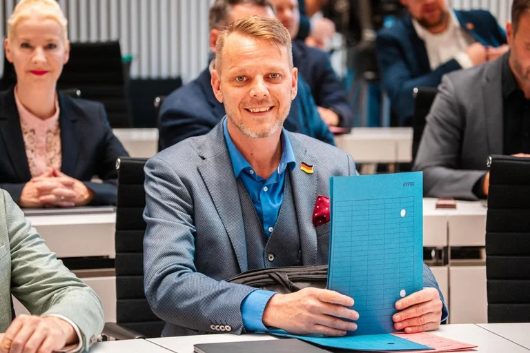 Vorschaubild: Abwahl wegen „Remigration“? Linke Fraktionen wollen AfD-Politiker aus Kreistagspräsidium drängen