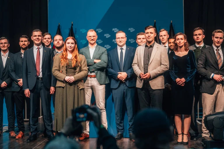 Vorschaubild: Chaos draußen, Geschlossenheit drinnen: Die „Generation Deutschland“ ist da