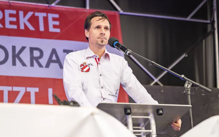 Vorschaubild: „Frieden statt EU-Kriegshetze“: Regierungskritiker starten mit Demo in Wien ins neue Jahr