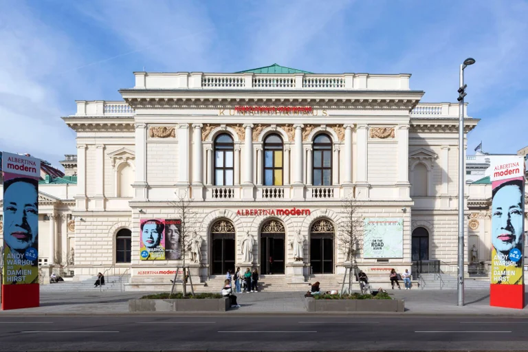 Vorschaubild: „Skandalöse Verhöhnung“: Wiener Künstlerhaus zeigt Muttergottes als Transfrau