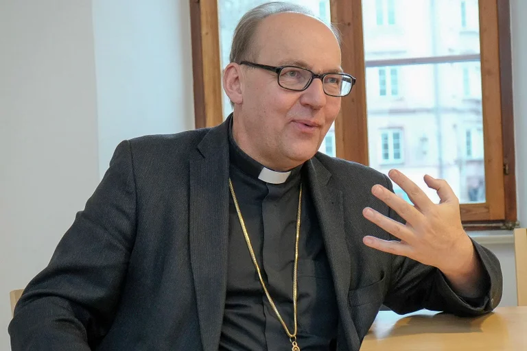 Vorschaubild: Kirche als moralischer Schild: Innsbrucker Bischof warnt vor „Bashing von NGOs“