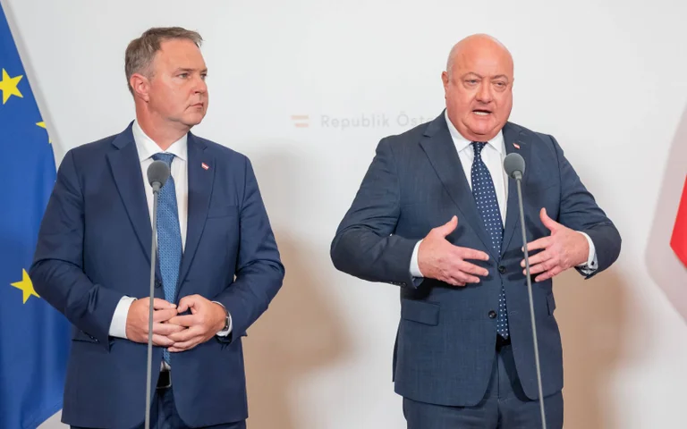 Vorschaubild: Kanzlerpartei im Sinkflug: ÖVP nur noch auf Augenhöhe mit SPÖ