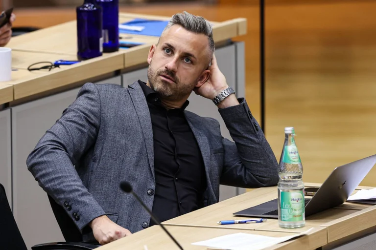 Vorschaubild: Neue Umfrage: AfD im Osten bei rund 40 Prozent – und im Westen der Union dicht auf den Fersen