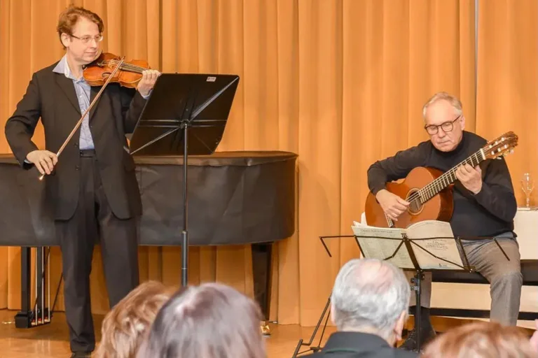 Vorschaubild: Wenn der Nationalratspräsident zur Gitarre greift: Rosenkranz gibt Konzert auf Schloss Albeck in Kärnten