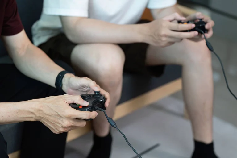 Vorschaubild: Staatliche Umerziehung? Britisches Spiel behandelt migrationskritische Schüler wie Terroristen