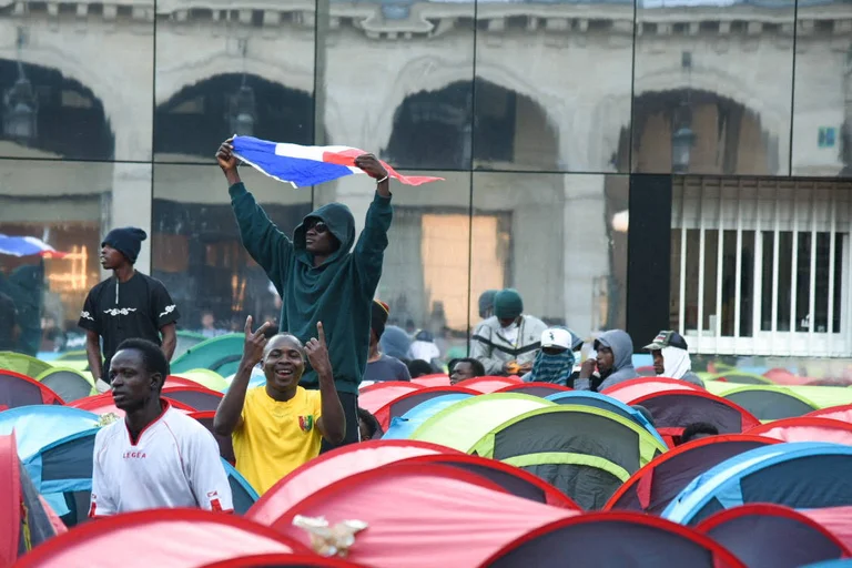 Vorschaubild: 384.000 neue Aufenthaltstitel erteilt: Humanitäre Migration nach Frankreich und Asylquote steigen