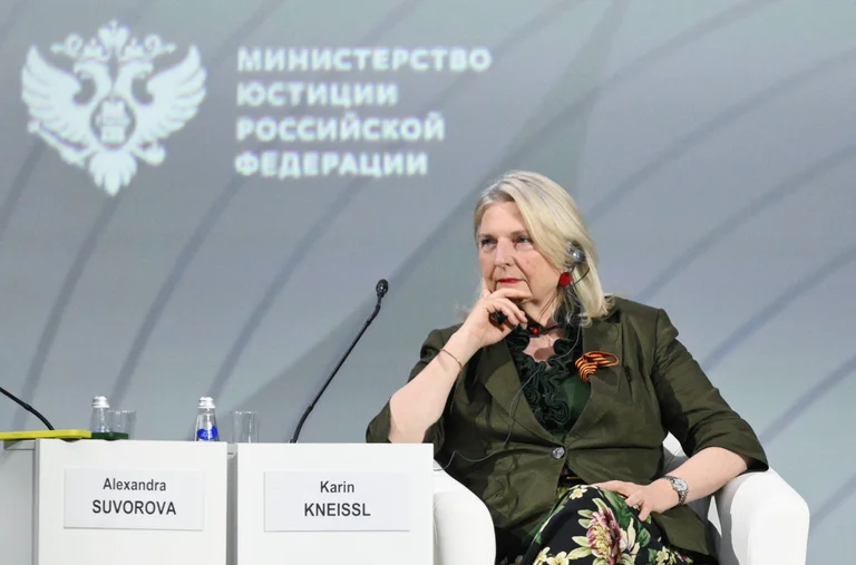 Vorschaubild: Wegen politischer Aussagen: Karin Kneissl soll Staatsbürgerschaft verlieren