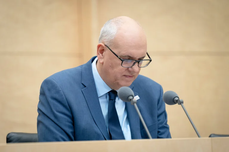 Vorschaubild: Linksextremismusaffäre im Bremer Senat: Bricht Rot-Grün-Rot an der Weser auseinander?