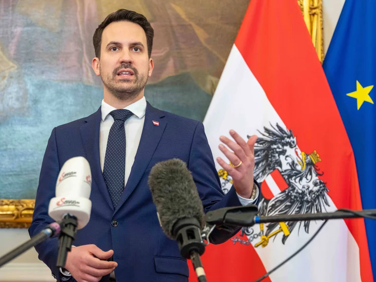 Vorschaubild: Wenn die Schule brennt: Scharfe Kritik an falschen Prioritäten in Wiederkehrs Reformplänen