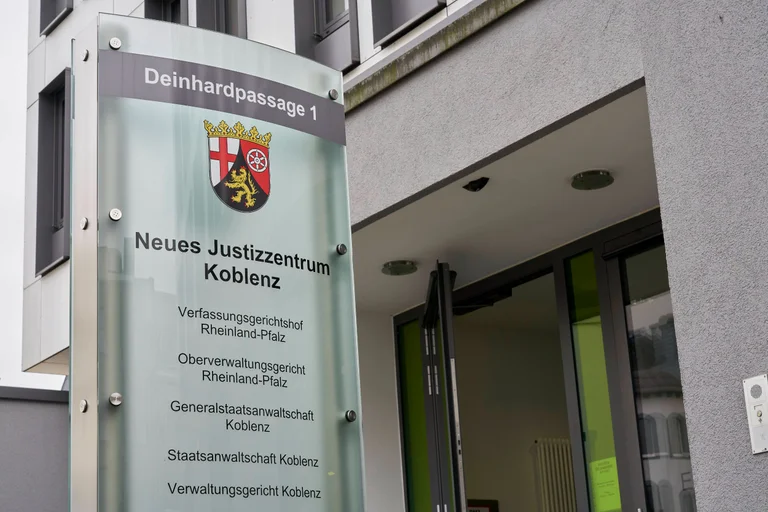 Vorschaubild: RLP: Verfassungsgerichtshof lehnt Eilantrag von AfD ab – Finanzierung von Mitarbeitern auf der Kippe