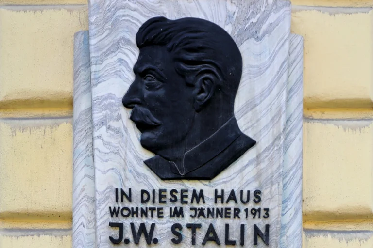 Vorschaubild: Ein Jahr Stillstand: Stalin-Gedenktafel in Wien hängt immer noch – trotz Prüfauftrags