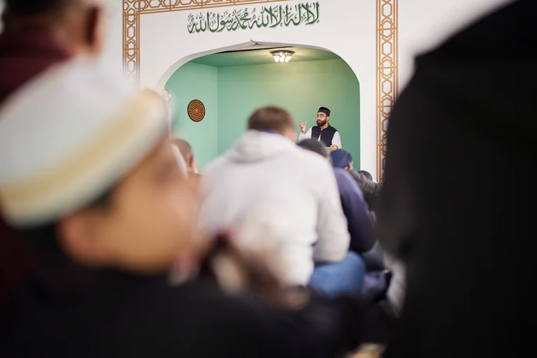 Vorschaubild: Zwischen Narrativ und Statistik: Zahlen relativieren Ausmaß islamfeindlicher Gewalt