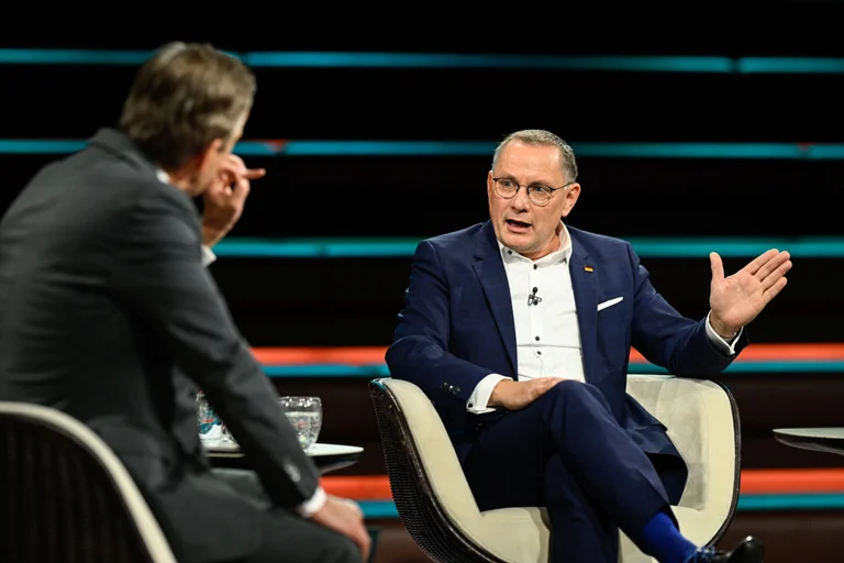 Vorschaubild: Abrechnung bei Lanz: Chrupalla gibt USA Hauptschuld an Migrationswellen aus dem Nahem Osten