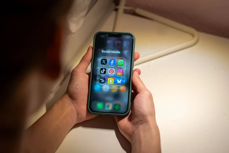 Vorschaubild: Rechtsextremismusforscherin klagt: Ohne Regulierung werden Soziale Medien laut Studien immer rechter