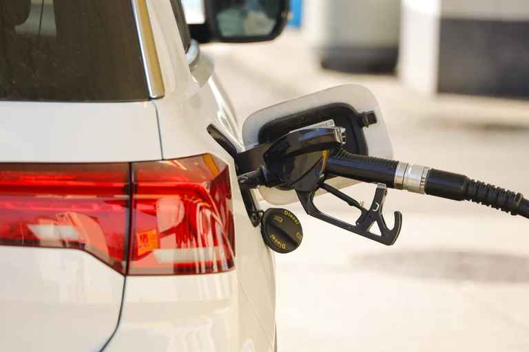 Vorschaubild: Bis zu 44 Cent weniger pro Liter: FPÖ fordert Umschichtung von Ukraine-Mitteln zur Senkung der Spritpreise